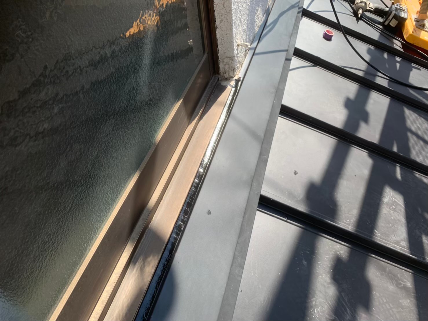 サッシ周りの雨押え板金